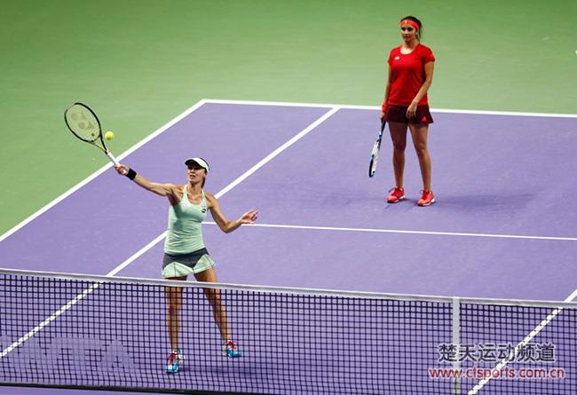 2016年WTA年终总决赛女双1/4决赛比赛视频：詹皓晴/詹咏然VS辛吉斯/米尔扎
