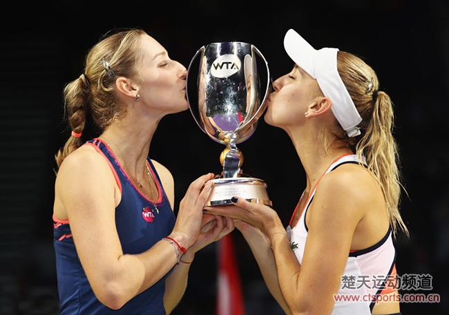 2016年WTA年终总决赛女双决赛比赛视频：马卡洛娃/维斯尼娜vs马泰克/萨法洛娃
