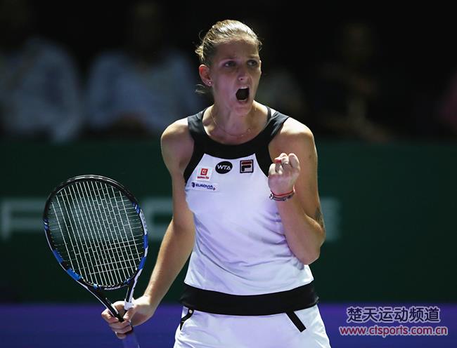 冬天打网球要做好热身和选球